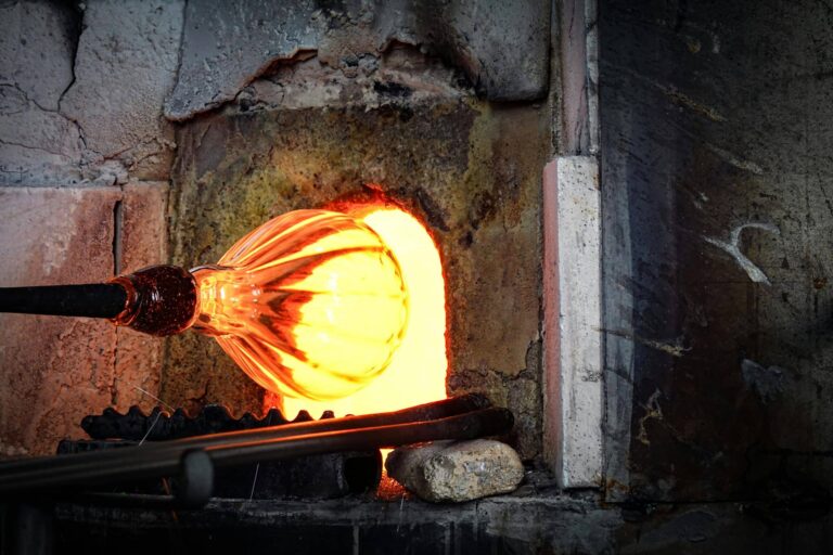 En glaskupol påväg ut från en ugn