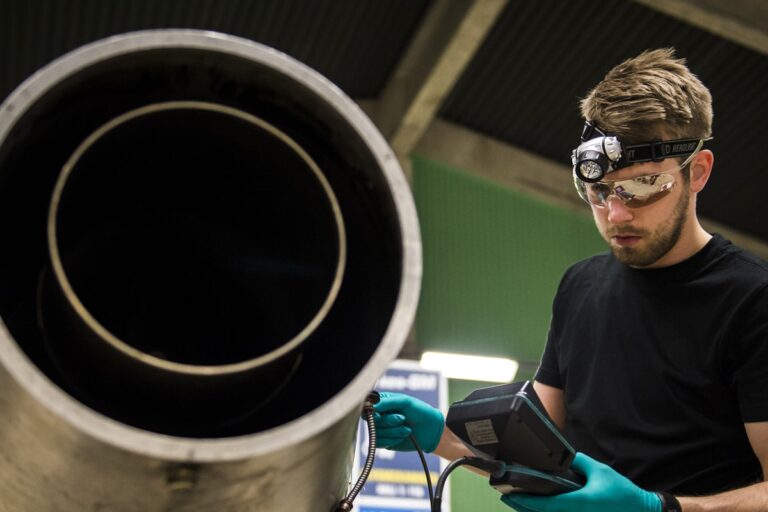 En kille som tävlar i yrket flygteknik undersöker ett flygplan